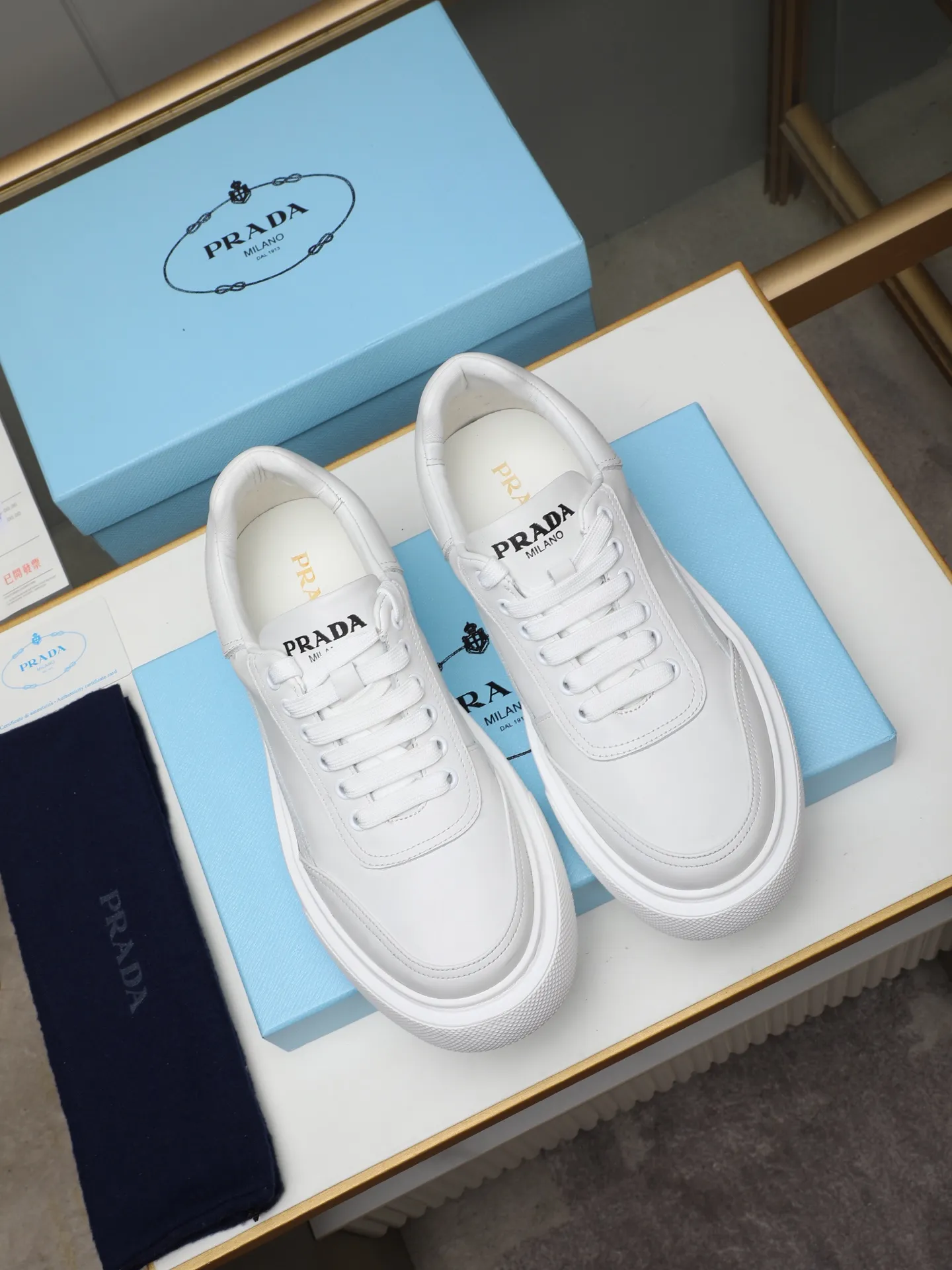 Men's shoes 💰500 Prada/Prada Men's new casual shoes, this upper is made of imported calfskin. The outside is decorated with the P family's classic metal triangle enamel logo, with cowhide lining and cowhide for the foot pads. The outsole is made of non-slip sports exclusive rubber outsole with logo, which feels good on the feet. It is a fashionable and fashionable item!  Size: 38-44 (45 customized)